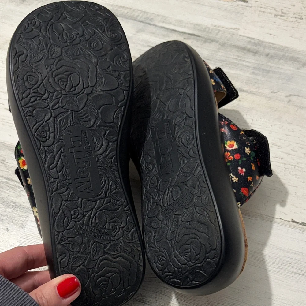 Alegria Women's Black Bryce Floral Platform Sandals - Picture 9 of 10